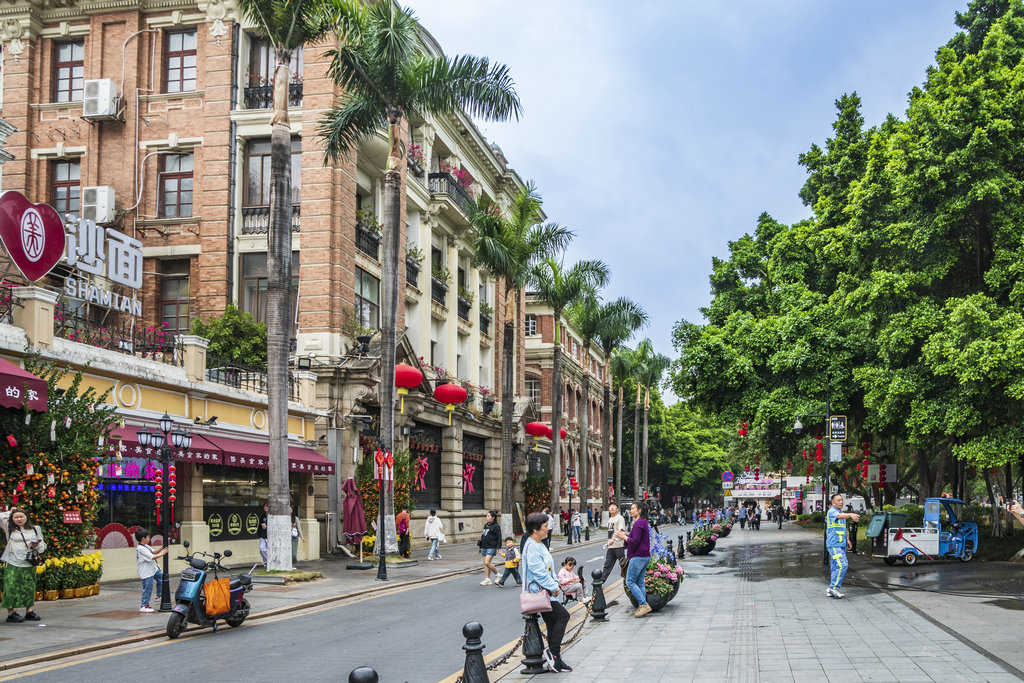 Shamian Island Weekend Market